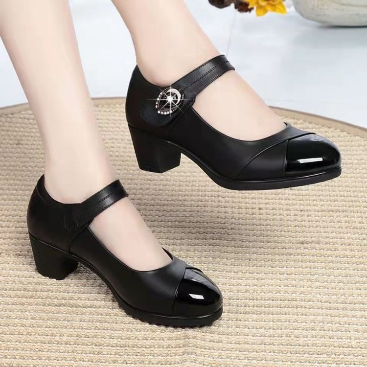 Round Toe Soft Bottom Low-cut Buckled Chunky Heel Shoes - 图片 4
